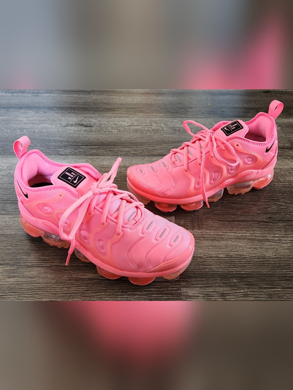 **NEAR NEW** Nike Air VaporMax Vapor Max Plus Sz 9.5 Vibrant Neon Bubblegum Pink